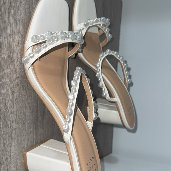 A New Day Women's Cream Sandals with Pearl Accents - Picture 4 of 5